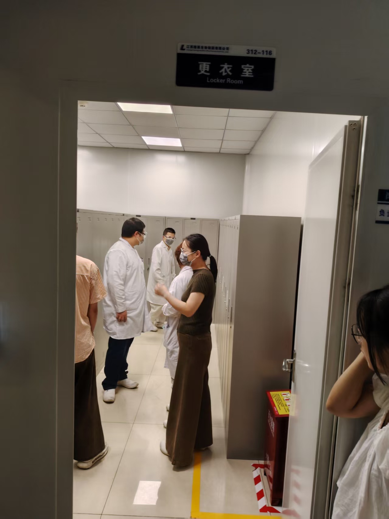 医药企业三门更衣柜采购项目落地案例(图1) 医药企业三门更衣柜采购项目落地案例(图1)