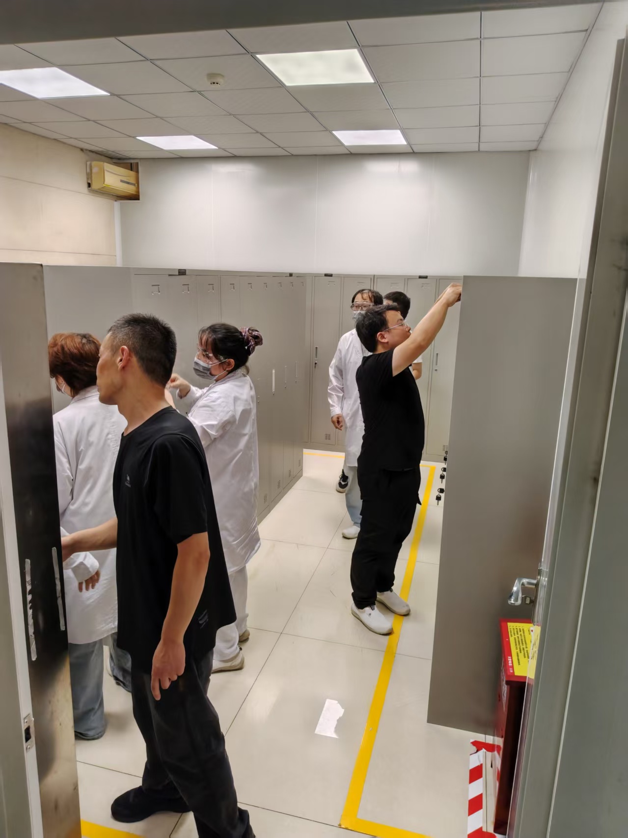 医药企业三门更衣柜采购项目落地案例(图2) 医药企业三门更衣柜采购项目落地案例(图2)